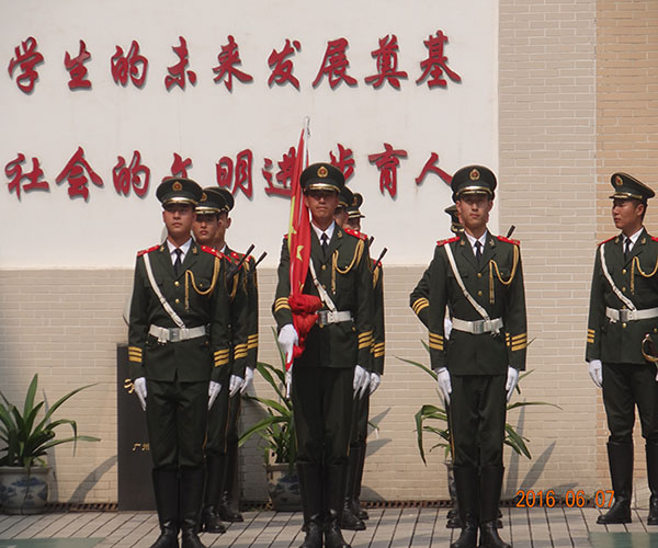 威严神圣的校仪仗队